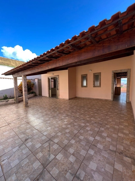 Casa de terreno inteiro com 3 quartos por 385 mil: 1ª foto da galeria de imagens do imóvel