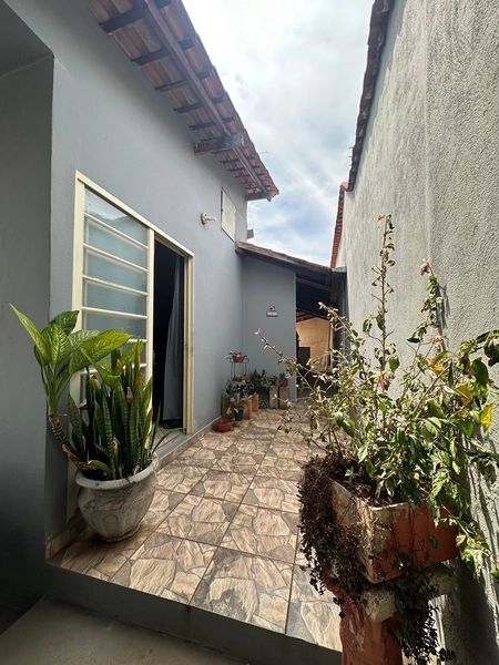 Casa de terreno inteiro por 280 mil: 3ª foto da galeria de imagens do imóvel