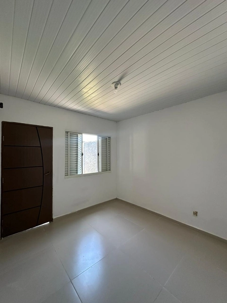 Casa no Carvalhos de terreno inteiro de 200 por 185 mil: 3ª foto da galeria de imagens do imóvel