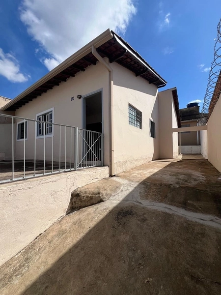 Casa com 3 quartos e terreno inteiro por 270 mil: 1ª foto da galeria de imagens do imóvel