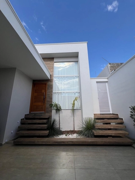 Casa com piscina por 790 mil: 1ª foto da galeria de imagens do imóvel