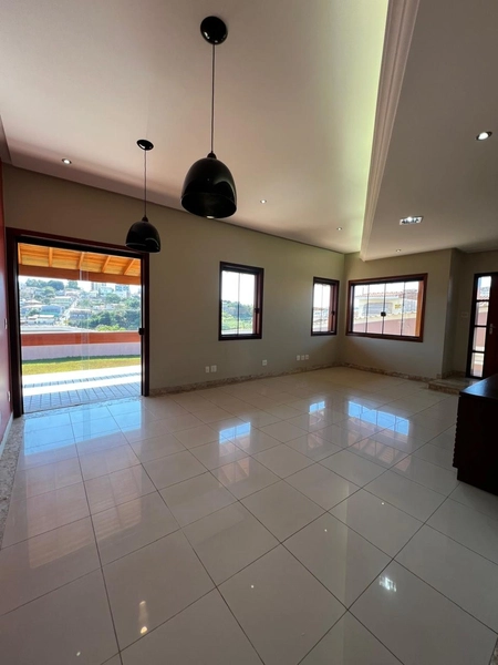 Casa na região central com 880 m² de terreno: 17ª foto da galeria de imagens do imóvel