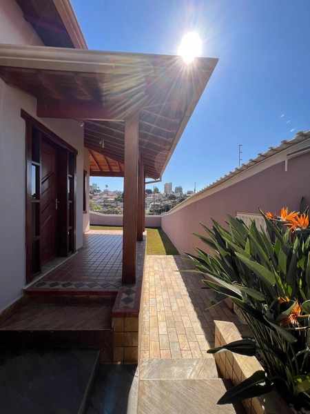 Casa na região central com 880 m² de terreno: 11ª foto da galeria de imagens do imóvel