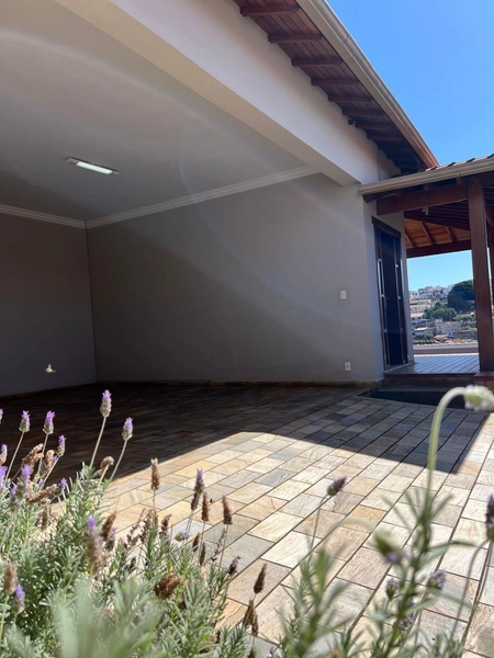 Casa na região central com 880 m² de terreno: 9ª foto da galeria de imagens do imóvel
