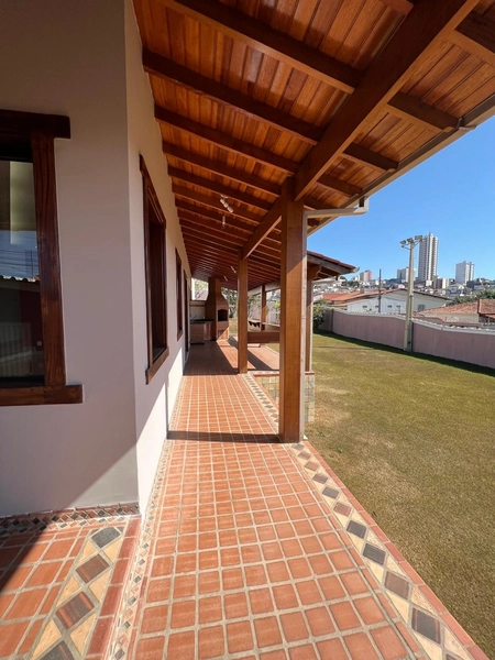 Casa na região central com 880 m² de terreno: 13ª foto da galeria de imagens do imóvel