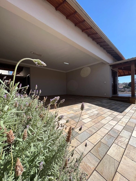 Casa na região central com 880 m² de terreno: 2ª foto da galeria de imagens do imóvel