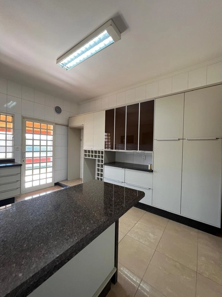 Casa na região central com 880 m² de terreno: 30ª foto da galeria de imagens do imóvel