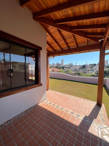 Casa na região central com 880 m² de terreno: 12ª foto da galeria de imagens do imóvel