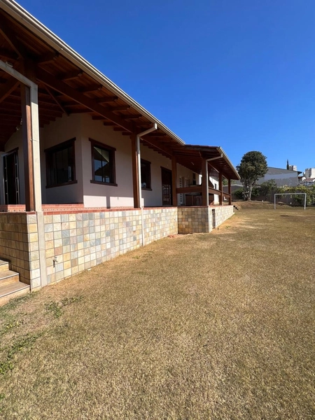 Casa na região central com 880 m² de terreno: 4ª foto da galeria de imagens do imóvel