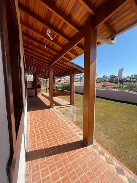 Casa na região central com 880 m² de terreno: 1ª foto da galeria de imagens do imóvel