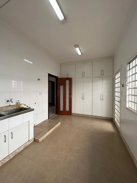 Casa na região central com 880 m² de terreno: 34ª foto da galeria de imagens do imóvel
