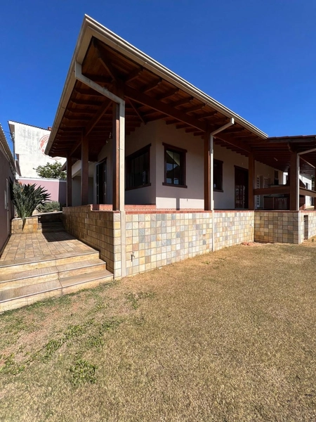 Casa na região central com 880 m² de terreno: 3ª foto da galeria de imagens do imóvel