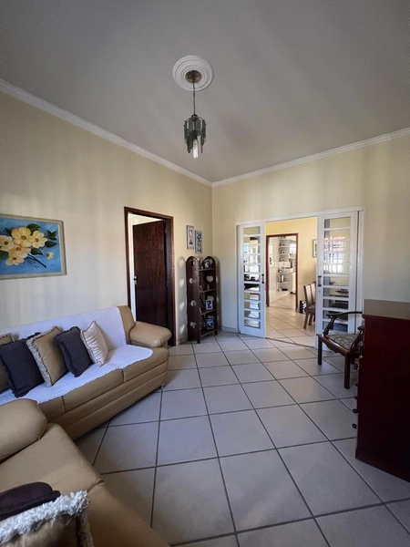 Casa próxima ao shopping por 390 mil: 1ª foto da galeria de imagens do imóvel