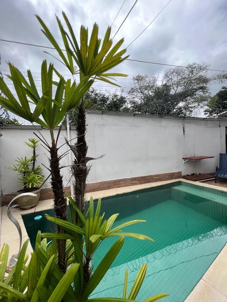 Casa com piscina por 380 mil: 1ª foto da galeria de imagens do imóvel