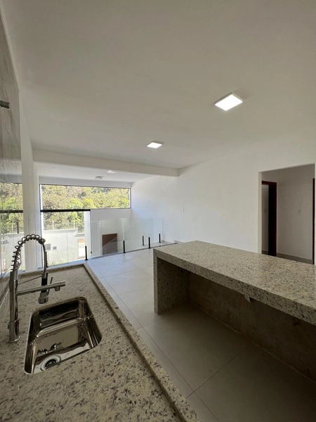 Casa com pé direito duplo no Porto Real: 1ª foto da galeria de imagens do imóvel