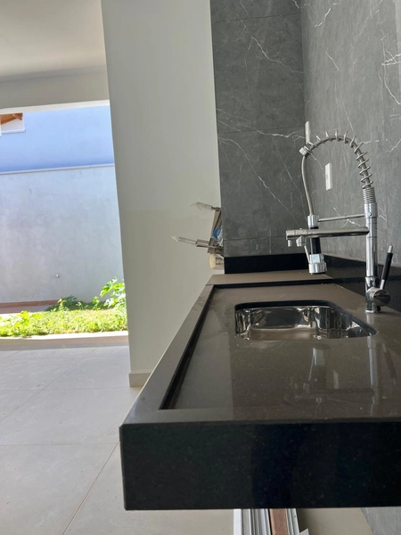 Casa com pé direito duplo no Porto Real: 17ª foto da galeria de imagens do imóvel