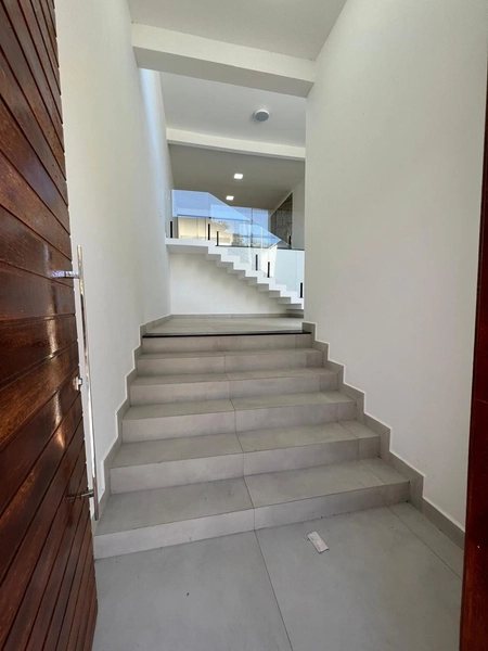 Casa com pé direito duplo no Porto Real: 3ª foto da galeria de imagens do imóvel