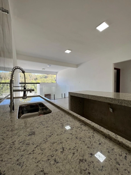 Casa com pé direito duplo no Porto Real: 11ª foto da galeria de imagens do imóvel
