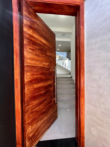 Casa com pé direito duplo no Porto Real: 2ª foto da galeria de imagens do imóvel