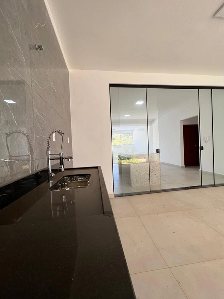 Casa com pé direito duplo no Porto Real: 20ª foto da galeria de imagens do imóvel