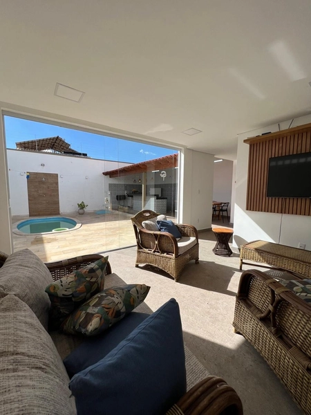 Casa com Piscina por 650 mil: 1ª foto da galeria de imagens do imóvel