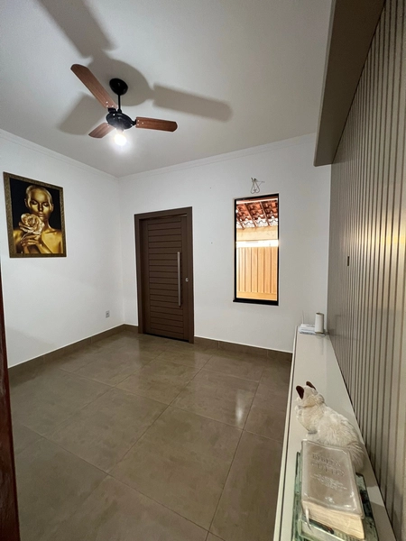 Casa com porcelanato e bancadas: 2ª foto da galeria de imagens do imóvel