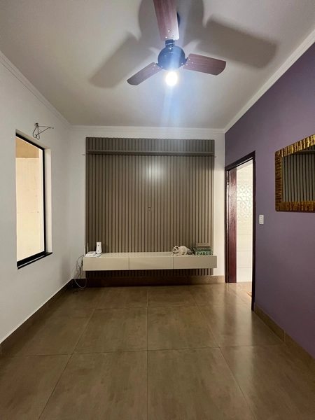 Casa com porcelanato e bancadas: 4ª foto da galeria de imagens do imóvel