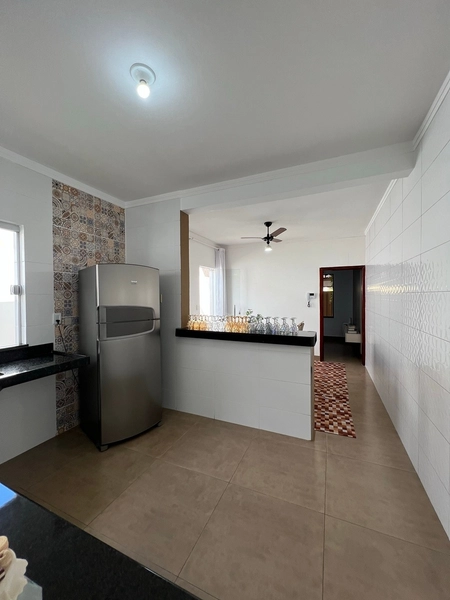 Casa com porcelanato e bancadas: 8ª foto da galeria de imagens do imóvel