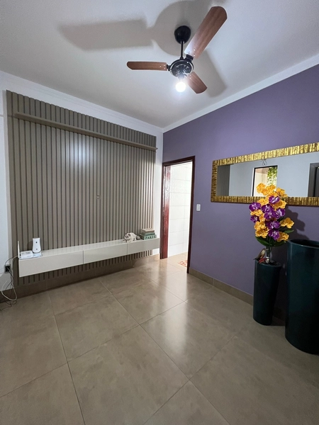 Casa com porcelanato e bancadas: 3ª foto da galeria de imagens do imóvel