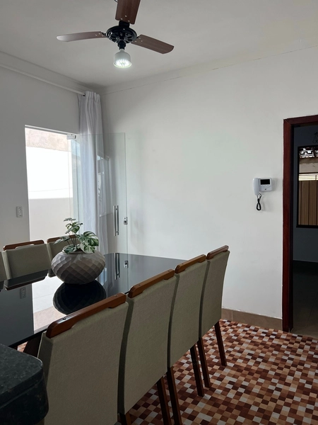 Casa com porcelanato e bancadas: 7ª foto da galeria de imagens do imóvel