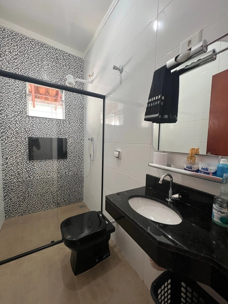Casa com porcelanato e bancadas: 11ª foto da galeria de imagens do imóvel