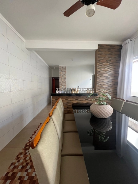 Casa com porcelanato e bancadas: 5ª foto da galeria de imagens do imóvel
