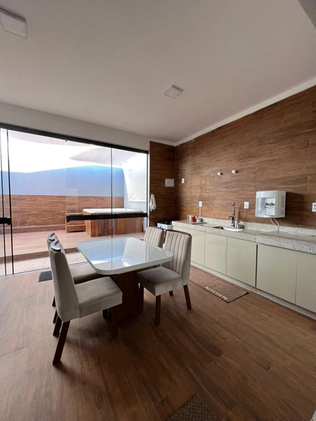 Casa com 5 vagas de garagem: 18ª foto da galeria de imagens do imóvel