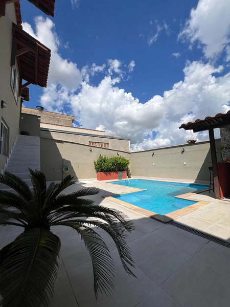 Casa com piscina por 480 mil: 1ª foto da galeria de imagens do imóvel
