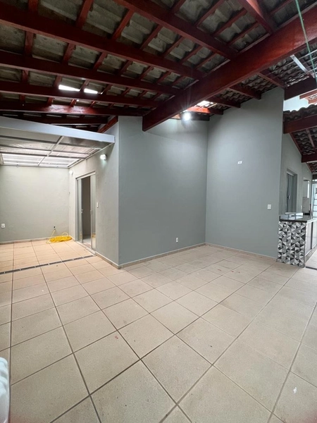 Casa há 2 minutos do trevo de Três Pontas: 3ª foto da galeria de imagens do imóvel