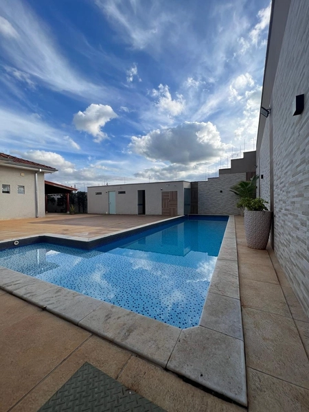 Casa com piscina em condomínio por 1.200.000,00: 1ª foto da galeria de imagens do imóvel