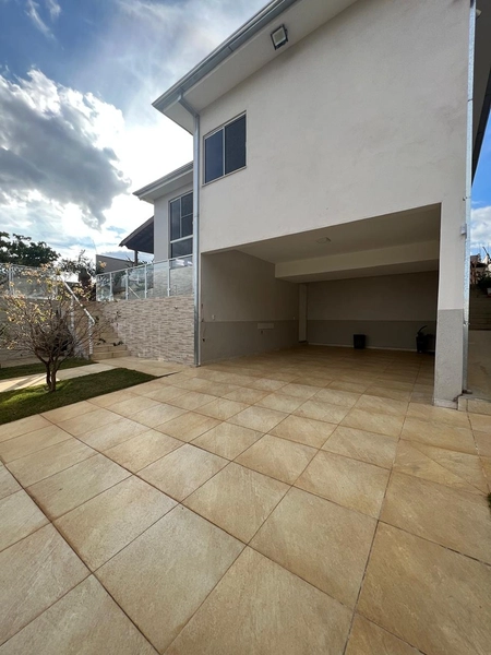 Casa com piscina em condomínio por 1.200.000,00: 2ª foto da galeria de imagens do imóvel