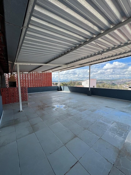 Casa com Vista pra cidade: 2ª foto da galeria de imagens do imóvel