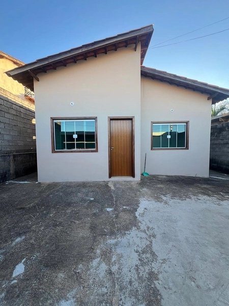 Casa de terreno inteiro por 330 mil: 2ª foto da galeria de imagens do imóvel