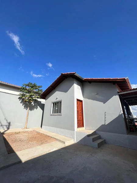 Casa com terreno inteiro por 320 mil: 1ª foto da galeria de imagens do imóvel