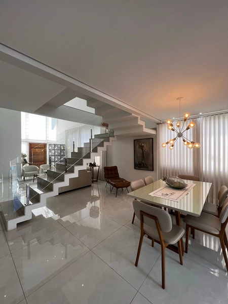 Casa com 4 dormitórios e Piscina: 1ª foto da galeria de imagens do imóvel