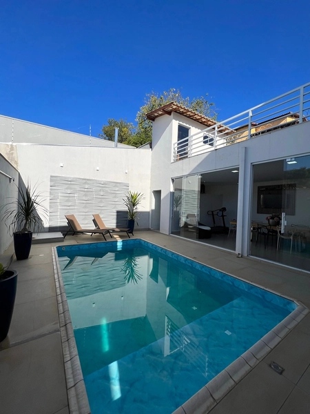 Casa com 4 dormitórios e Piscina: 20ª foto da galeria de imagens do imóvel