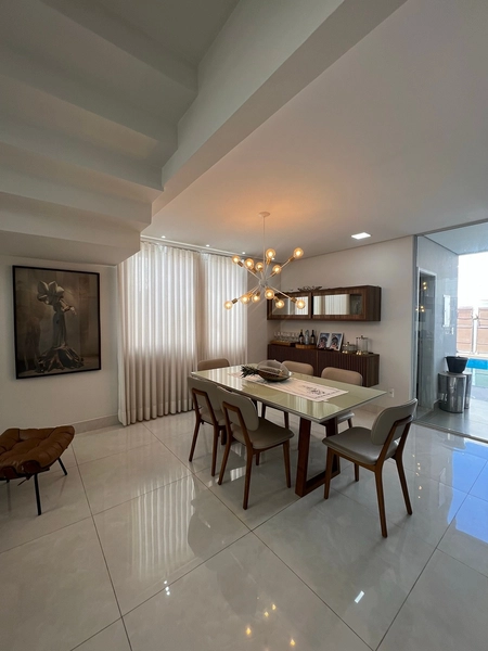 Casa com 4 dormitórios e Piscina: 8ª foto da galeria de imagens do imóvel
