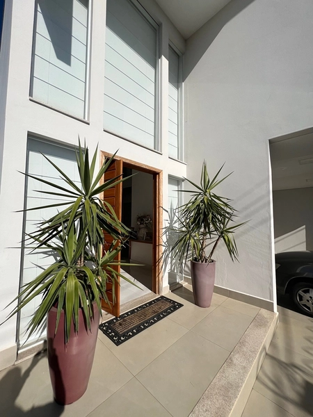 Casa com 4 dormitórios e Piscina: 2ª foto da galeria de imagens do imóvel