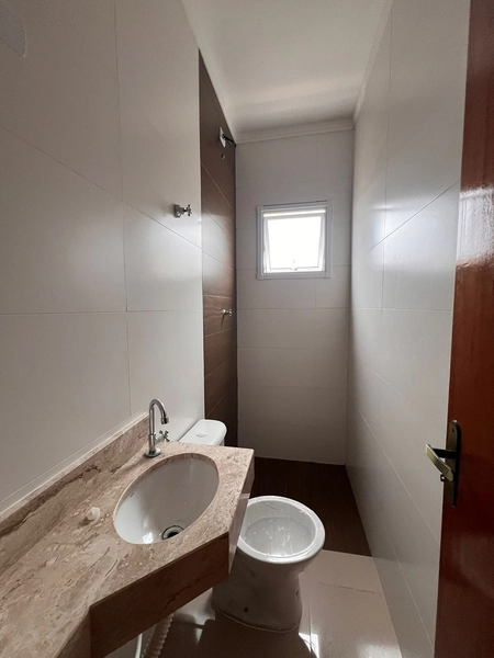 Sobrado novo com fino acabamento e próximo a praia. Aceita financiamento bancário: 4ª foto da galeria de imagens do imóvel