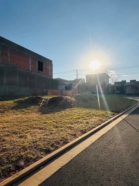 Terreno de esquina com 384,50m2 no Condomínio Faber IV em São Carlos/SP.: 1ª foto da galeria de imagens do imóvel