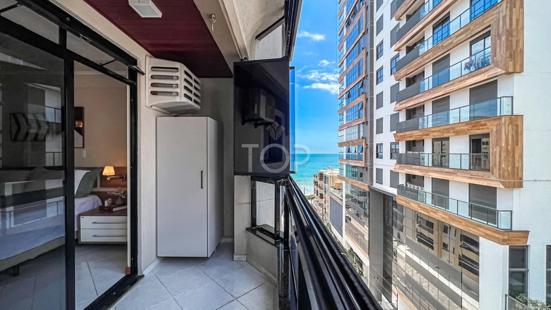NA QUADRA DO MAR E COM VISTA PARA ELE, EM MEIA PRAIA: 10ª foto da galeria de imagens do imóvel