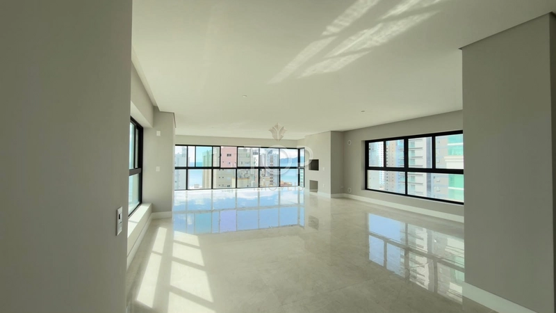 APARTAMENTO ALTO PADRÃO COM VISTA PARA O MAR EM MEIA PRAIA: 13ª foto da galeria de imagens do imóvel
