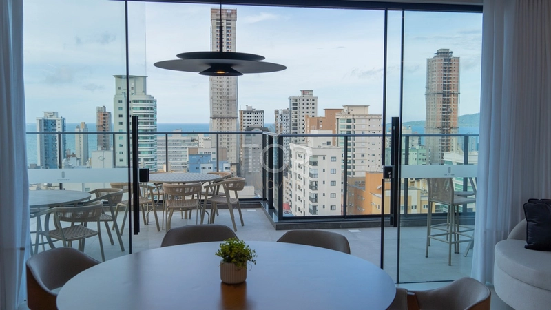 Viva Meia Praia com exclusividade e elegância!: 2ª foto da galeria de imagens do imóvel