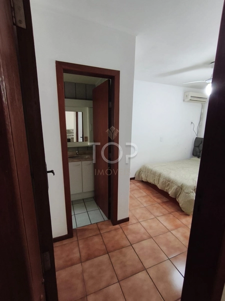 Apartamento mobiliado à 150 metros do mar em Meia Praia: 4ª foto da galeria de imagens do imóvel